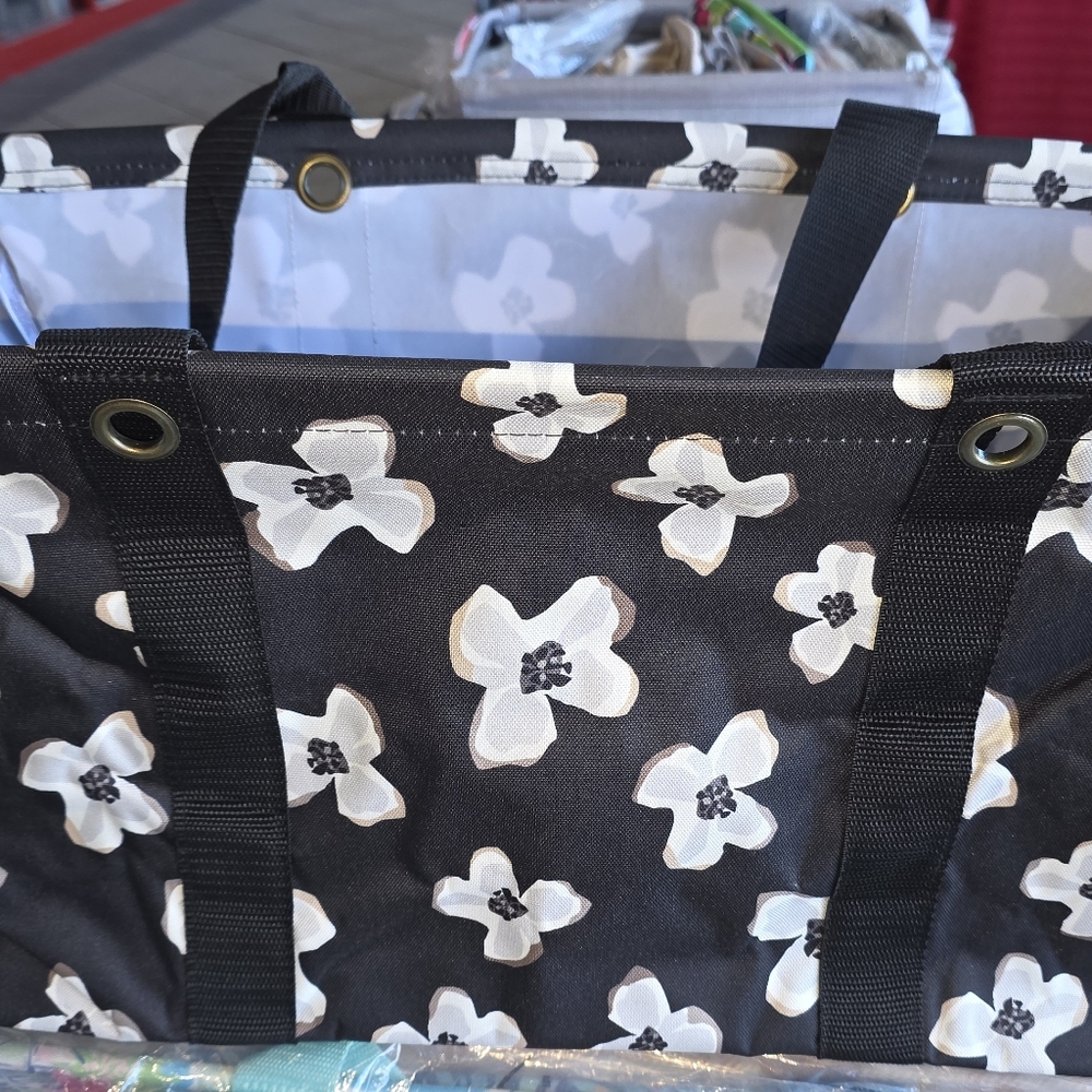 Thirty-One large utility Tote in Scattered Flowers
